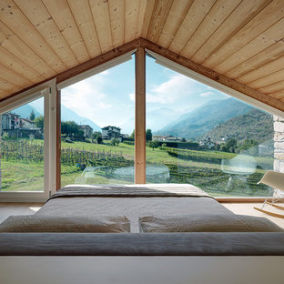 Ispirazione per una camera da letto minimal con pareti grigie, parquet chiaro, nessun camino e pavimento beige