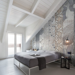 Idee per una camera da letto scandinava con pareti multicolore e pavimento in legno verniciato