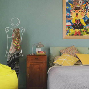 Modelo de dormitorio principal, romántico, de tamaño medio, con paredes verdes, moqueta y suelo multicolor