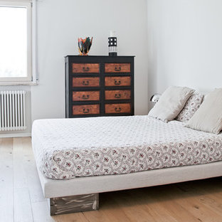 Foto di una camera matrimoniale minimal con parquet chiaro, pareti bianche e pavimento beige