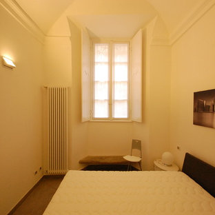 Foto de dormitorio principal, bohemio, de tamaño medio, con paredes blancas y suelo de baldosas de porcelana