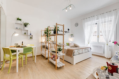 Idee per una camera da letto nordica di medie dimensioni con pareti bianche, parquet chiaro e pavimento beige