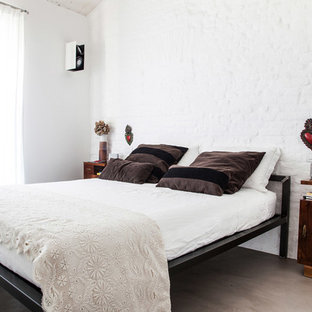 Diseño de dormitorio escandinavo, de tamaño medio, con paredes blancas y suelo de cemento