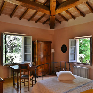 Imagen de dormitorio principal, tradicional, grande, con paredes rosas, suelo de madera en tonos medios y suelo beige