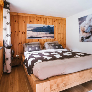 Ispirazione per una camera da letto stile rurale