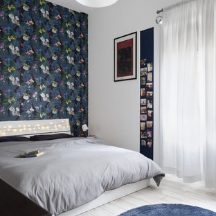 Foto di una camera da letto design con pareti multicolore, parquet chiaro, pavimento grigio e carta da parati