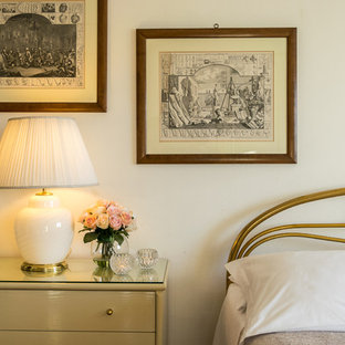 Immagine di una camera da letto chic con pareti bianche