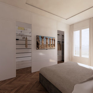 Imagen de dormitorio principal y papel pintado, tradicional, grande, papel pintado, con paredes beige, suelo de madera en tonos medios, suelo amarillo y papel pintado