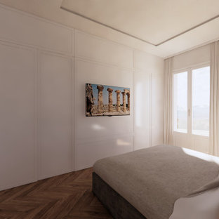 Ejemplo de dormitorio principal y papel pintado, clásico, grande, papel pintado, con paredes beige, suelo de madera en tonos medios, suelo amarillo y papel pintado