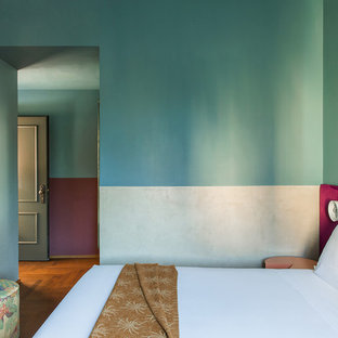 Modelo de habitación de invitados contemporánea, de tamaño medio, con suelo de madera oscura
