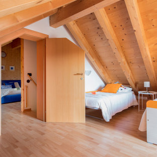 Idee per una camera da letto design con pareti bianche, parquet chiaro, pavimento beige, travi a vista, soffitto a volta e soffitto in legno