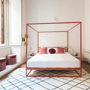 Foto di una camera da letto minimal con pareti bianche, pavimento in terracotta e pavimento rosso