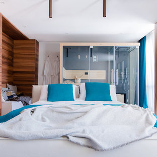 Ejemplo de dormitorio principal, mediterráneo, de tamaño medio, con suelo de baldosas de cerámica y suelo beige