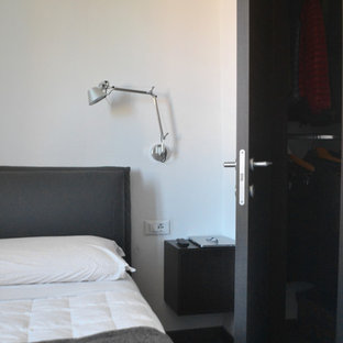 Modelo de dormitorio principal, contemporáneo, de tamaño medio, con paredes blancas, suelo de linóleo y suelo gris