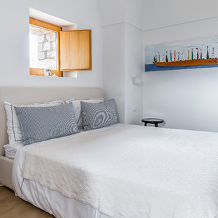 Ispirazione per una camera da letto mediterranea con pareti bianche e nessun camino