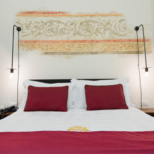 Imagen de dormitorio tradicional, de tamaño medio, con paredes beige, suelo de ladrillo y suelo beige