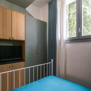 Foto de dormitorio tipo loft, contemporáneo, pequeño, con paredes multicolor, suelo de baldosas de porcelana y suelo beige