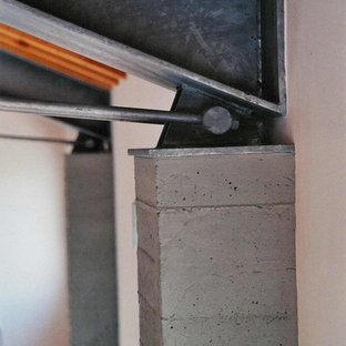 Modelo de dormitorio tipo loft, actual, con paredes blancas, suelo de madera clara y suelo amarillo