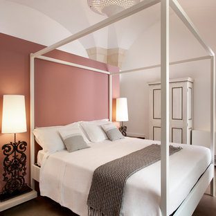 Foto di una camera matrimoniale mediterranea con pareti rosa e pavimento beige