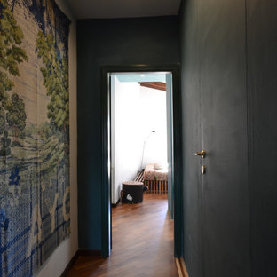 Ejemplo de dormitorio principal, contemporáneo, pequeño, con suelo de madera oscura, chimeneas suspendidas, marco de chimenea de yeso y paredes verdes