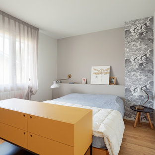 Foto di una camera matrimoniale boho chic con pareti grigie, pavimento in legno massello medio e pavimento beige