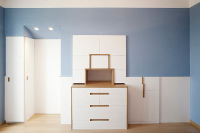 Idee per una camera matrimoniale moderna di medie dimensioni con parquet chiaro e pareti blu