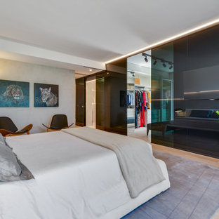 Modelo de armario y vestidor moderno, grande, con suelo de madera pintada