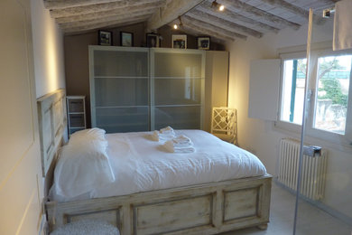 フィレンツェにあるシャビーシック調のおしゃれな寝室のインテリア