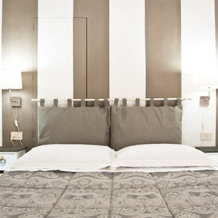 Diseño de dormitorio principal, minimalista, pequeño, con paredes blancas, suelo de baldosas de terracota y suelo naranja