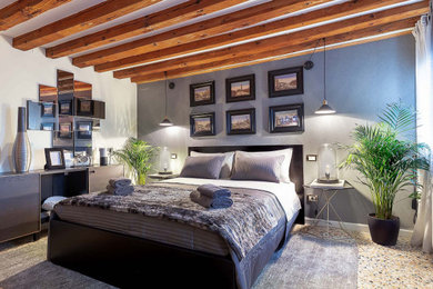 ヴェネツィアにあるコンテンポラリースタイルのおしゃれな寝室のレイアウト