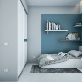 Modelo de dormitorio principal, actual, pequeño, con paredes blancas, suelo de baldosas de porcelana y suelo gris