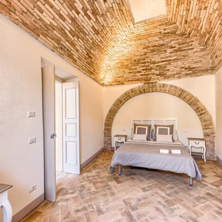 Foto de dormitorio principal, mediterráneo, de tamaño medio, con paredes beige y suelo de baldosas de terracota