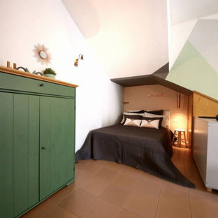 Foto de dormitorio tipo loft, escandinavo, pequeño, con paredes multicolor, suelo de baldosas de porcelana y suelo rosa