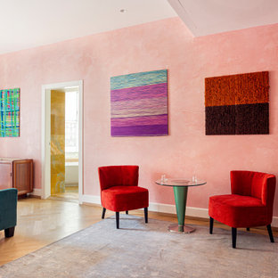 Diseño de dormitorio principal, minimalista, grande, con paredes rosas