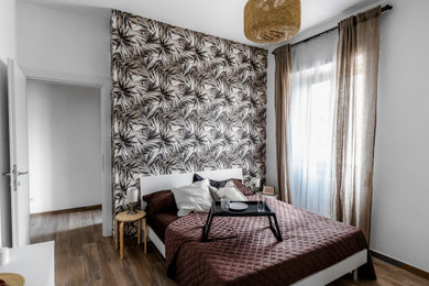 Idee per una camera matrimoniale tropicale di medie dimensioni con pareti multicolore, pavimento in gres porcellanato e pavimento marrone