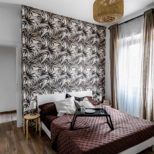 Diseño de dormitorio principal, tropical, de tamaño medio, con paredes multicolor, suelo de baldosas de porcelana y suelo marrón