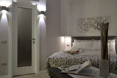 Imagen de dormitorio contemporáneo de tamaño medio con suelo de baldosas de porcelana