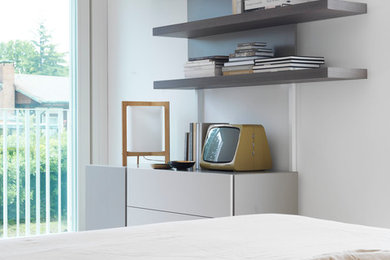 Immagine di una camera da letto minimalista di medie dimensioni con pareti bianche