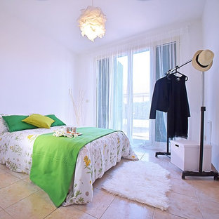 Foto di una camera degli ospiti boho chic di medie dimensioni con pareti bianche, pavimento con piastrelle in ceramica e pavimento beige