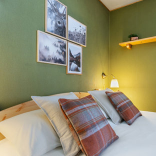 Modelo de dormitorio principal, campestre, pequeño, con paredes verdes, suelo de baldosas de terracota y suelo marrón
