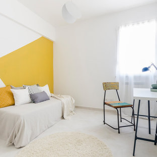 Idee per una camera da letto nordica con pareti bianche e pavimento grigio