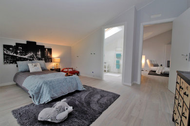 Esempio di una camera da letto moderna con pareti grigie, pavimento in gres porcellanato e pavimento grigio