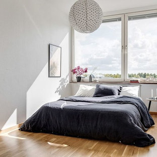 Inspiration för nordiska gästrum, med vita väggar, ljust trägolv och beiget golv