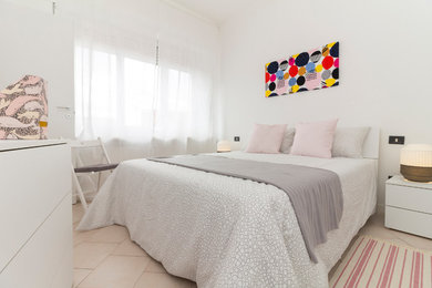 Idee per una camera da letto scandinava con pareti bianche e pavimento beige