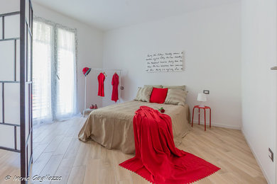 Imagen de dormitorio principal moderno con paredes blancas