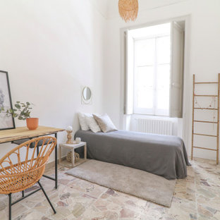 Esempio di una camera da letto costiera con pareti bianche e pavimento beige