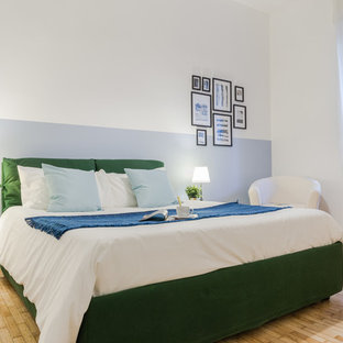 Idee per una camera matrimoniale nordica di medie dimensioni con pareti bianche, parquet chiaro e pavimento beige