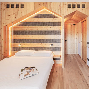 Idee per una camera da letto minimalista con pareti bianche, parquet chiaro e nessun camino