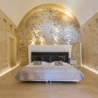 Foto di una camera matrimoniale mediterranea con pareti beige e pavimento beige