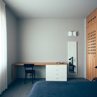 Diseño de dormitorio principal, actual, de tamaño medio, con paredes grises, suelo de piedra caliza y suelo gris